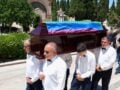Πάολα Ρεβενιώτη: Τυλιγμένη με τη σημαία του ουράνιου τόξου το φέρετρο της – Το διαφορετικό «αντίο» στο Α’ Νεκροταφείο