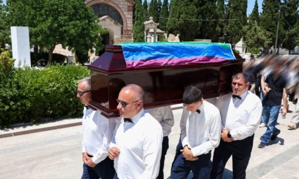 Πάολα Ρεβενιώτη: Τυλιγμένη με τη σημαία του ουράνιου τόξου το φέρετρο της – Το διαφορετικό «αντίο» στο Α’ Νεκροταφείο