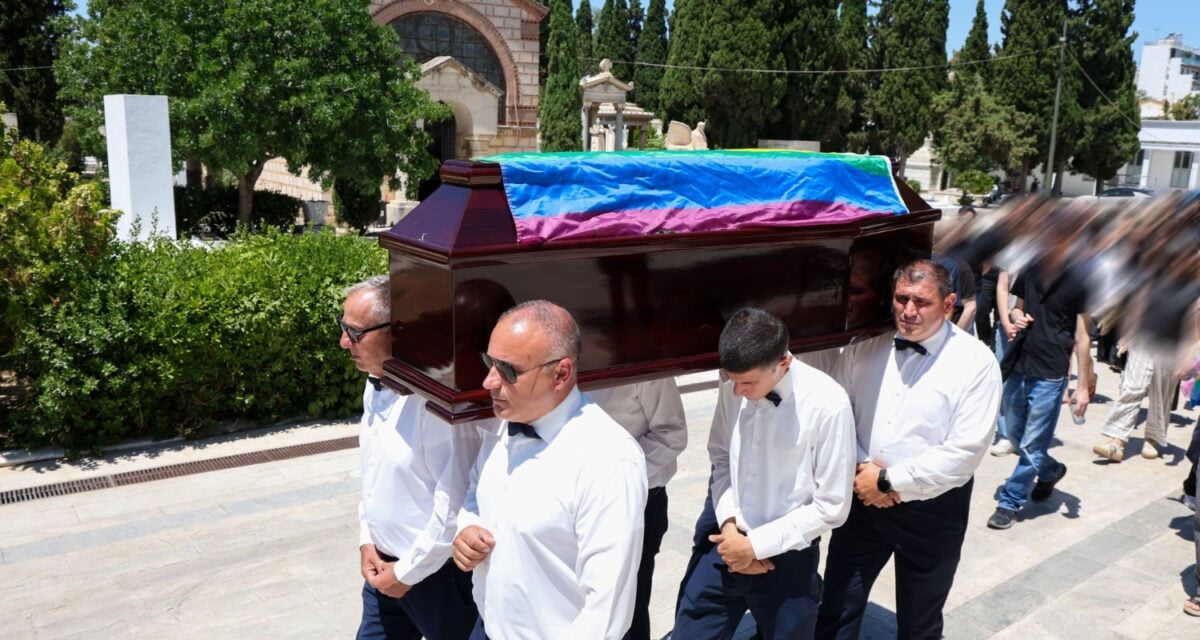 Πάολα Ρεβενιώτη: Τυλιγμένη με τη σημαία του ουράνιου τόξου το φέρετρο της – Το διαφορετικό «αντίο» στο Α’ Νεκροταφείο 6 Πάολα Ρεβενιώτη: Τυλιγμένη με τη σημαία του ουράνιου τόξου το φέρετρο της – Το διαφορετικό «αντίο» στο Α’ Νεκροταφείο