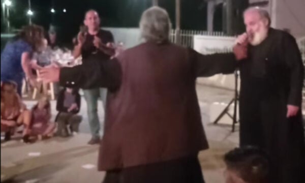 Σέρρες: Ιερείς έκλεψαν την παράσταση σε πανηγύρι – Ο ένας τραγούδησε «Της Γερακίνας γιος» και ο άλλος χόρεψε ζεϊμπέκικο