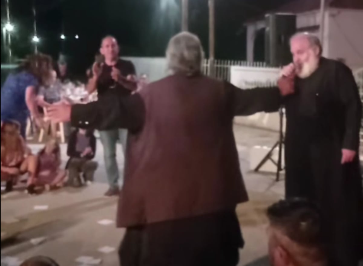 Σέρρες: Ιερείς έκλεψαν την παράσταση σε πανηγύρι – Ο ένας τραγούδησε «Της Γερακίνας γιος» και ο άλλος χόρεψε ζεϊμπέκικο