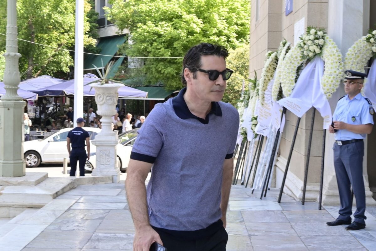 Κηδεία Μάρως Κοντού: Η Ελλάδα αποχαιρέτησε την «Ελενίτσα» με θερμό χειροκρότημα – Συγκίνησαν οι επικήδειοι 33 Κηδεία Μάρως Κοντού: Η Ελλάδα αποχαιρέτησε την «Ελενίτσα» με θερμό χειροκρότημα – Συγκίνησαν οι επικήδειοι