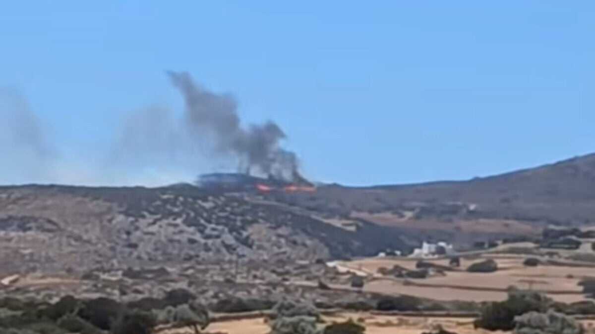 Νέα φωτιά στην Πάρο: Ήχησε το 112 για εκκένωση της περιοχής Άσπρο Χωριό 1 Νέα φωτιά στην Πάρο: Ήχησε το 112 για εκκένωση της περιοχής Άσπρο Χωριό