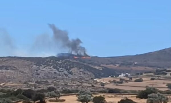 Νέα φωτιά στη Πάρο: Ήχησε το 112 για εκκένωση της περιοχής Άσπρο Χωριό