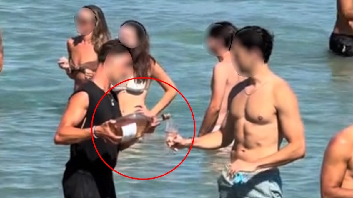 Πάρος: Αδιανόητο βίντεο με υπάλληλο beach bar να σερβίρει κρασί σε πελάτες μέσα στη θάλασσα 1 Πάρος: Αδιανόητο βίντεο με υπάλληλο beach bar να σερβίρει κρασί σε πελάτες μέσα στη θάλασσα