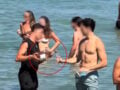 Πάρος: Αδιανόητο βίντεο με υπάλληλο beach bar να σερβίρει κρασί σε πελάτες μέσα στη θάλασσα