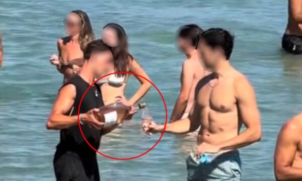 Πάρος: Αδιανόητο βίντεο με υπάλληλο beach bar να σερβίρει κρασί σε πελάτες μέσα στη θάλασσα