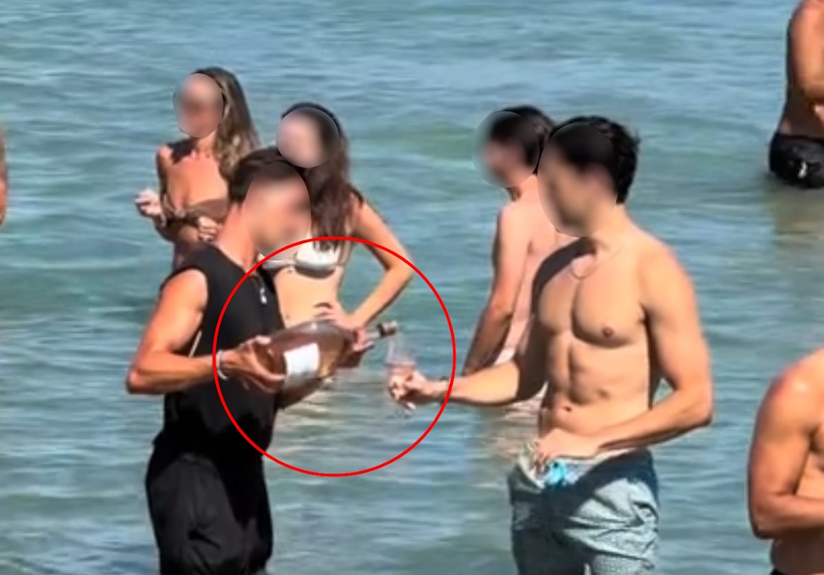Πάρος: Αδιανόητο βίντεο με υπάλληλο beach bar να σερβίρει κρασί σε πελάτες μέσα στη θάλασσα