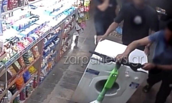 Χανιά: Πλυντήριο ρούχων πάνω σε ηλεκτρικό πατίνι στο κέντρο της πόλης