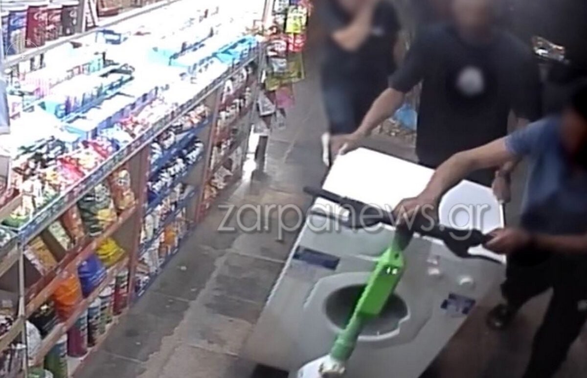 Χανιά: Πλυντήριο ρούχων πάνω σε ηλεκτρικό πατίνι στο κέντρο της πόλης