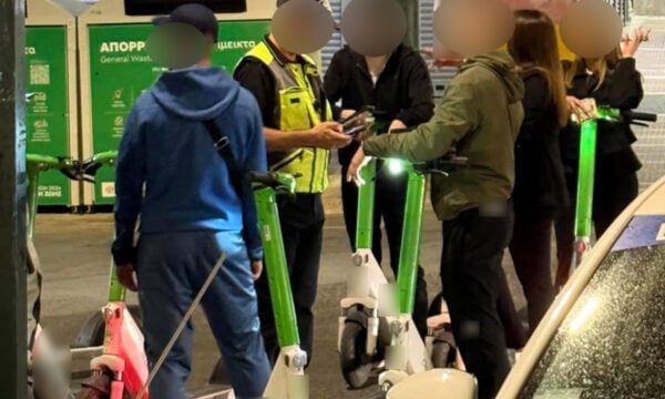 Ηλεκτρικά πατίνια: Απαγόρευση στους ανηλίκους και ηλεκτρονικό μητρώο για όλα τα οχήματα