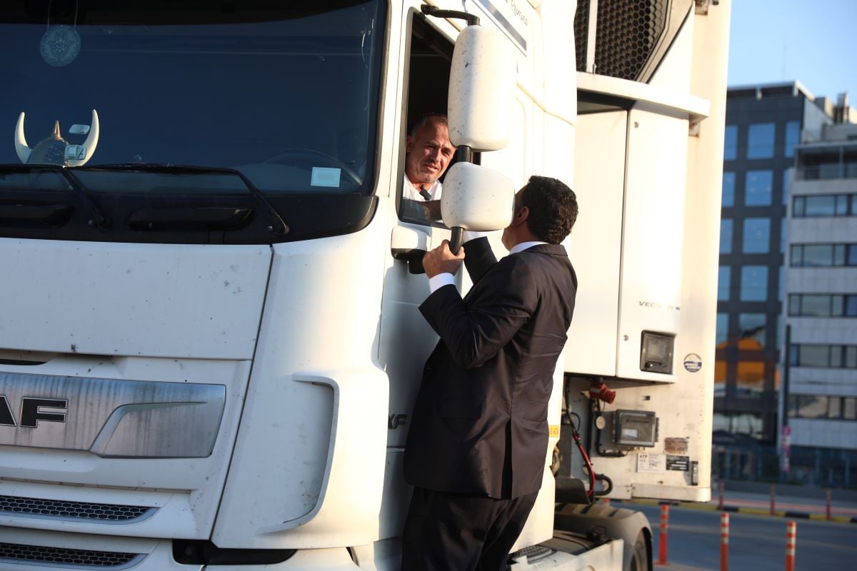 Πειραιάς: Γεμάτα αναχωρούν τα πλοία με τους αδειούχους του Ιουλίου - Βασίλης Κικίλιας: «Η ασφάλεια πάνω απ’ όλα» 13 Ο Βασίλης Κικίλιας στο λιμάνι του Πειραιά