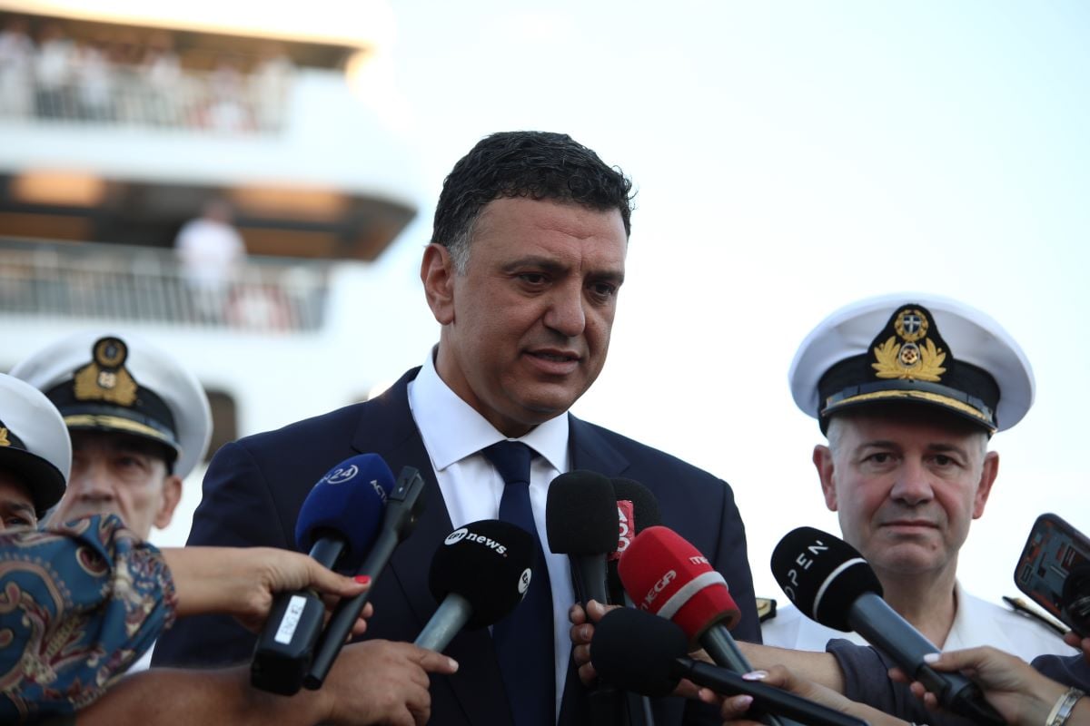 Πειραιάς: Γεμάτα αναχωρούν τα πλοία με τους αδειούχους του Ιουλίου - Βασίλης Κικίλιας: «Η ασφάλεια πάνω απ’ όλα» 12 Ο Βασίλης Κικίλιας στο λιμάνι του Πειραιά