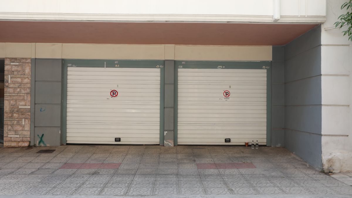 Πειραιάς: Φέρεται να πέθαναν από αναθυμιάσεις επειδή τα καυσαέρια μπήκαν στο αμάξι 9 Ζευγάρι βρέθηκε νεκρό σε γκαράζ στον Πειραιά