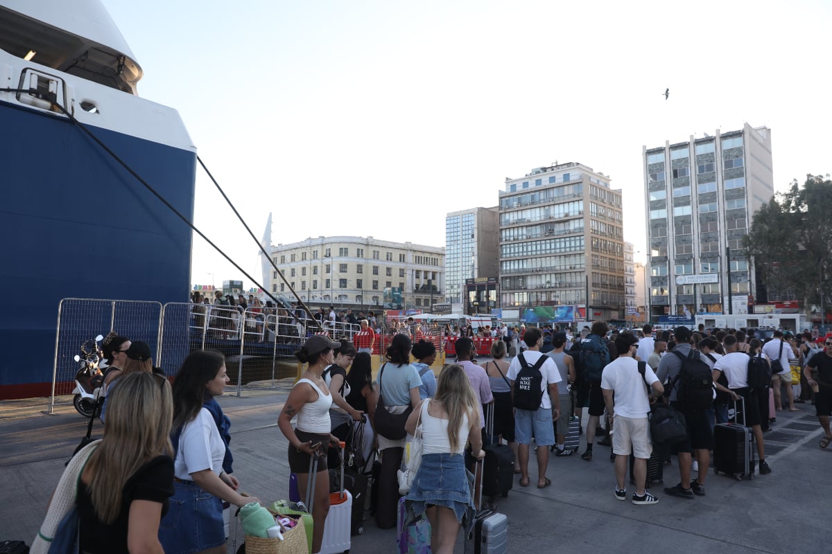 Αδιαχώρητο στο λιμάνι του Πειραιά: Χιλιάδες ταξιδιώτες φεύγουν για τα νησιά λόγω ακύρωσης δρομολογίου 11 Λιμάνι του Πειραιά