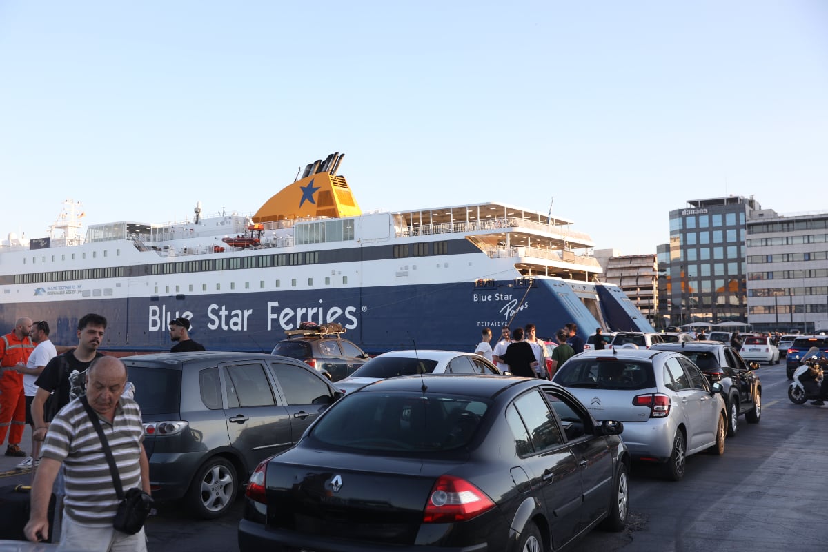 Αδιαχώρητο στο λιμάνι του Πειραιά: Χιλιάδες ταξιδιώτες φεύγουν για τα νησιά λόγω ακύρωσης δρομολογίου 10 Λιμάνι του Πειραιά