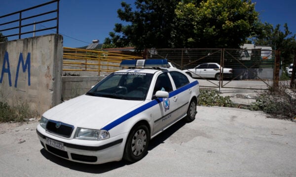 Άργος Ορεστικό: Μεθυσμένος εισέβαλε με αυτοκίνητο σε στρατόπεδο – Από τύχη γλίτωσαν στελέχη της μονάδας