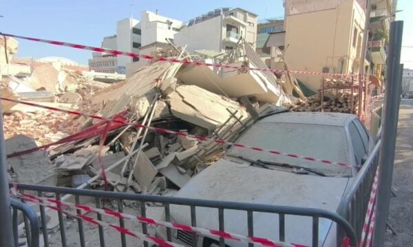 Πετράλωνα: Μπάζα από τα συντρίμμια και τα χαλάσματα την επόμενη μέρα της πτώσης της πολυκατοικίας