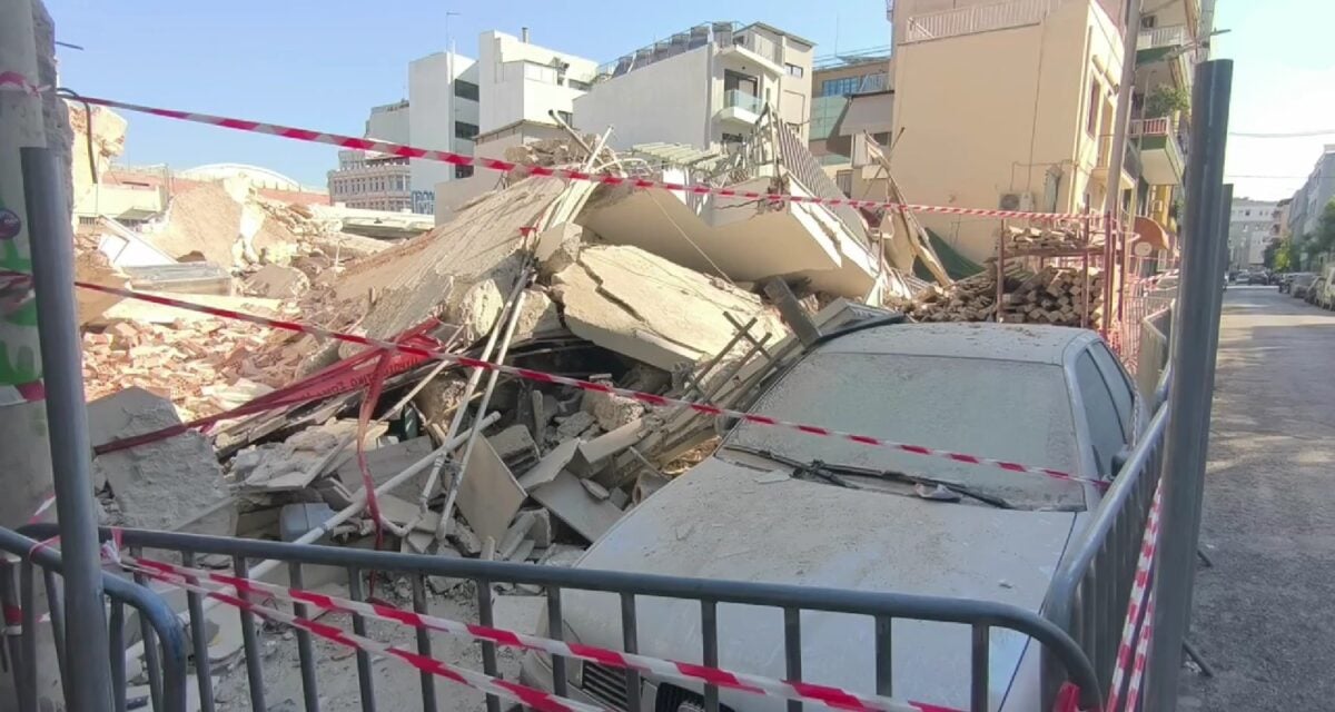 Πετράλωνα: Μπάζα από τα συντρίμμια και τα χαλάσματα την επόμενη μέρα της πτώσης της πολυκατοικίας
