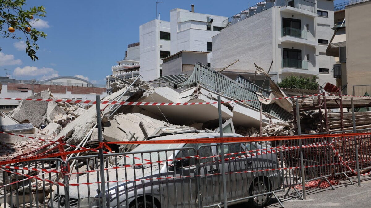 Πετράλωνα: Συνεχίζονται οι έλεγχοι για την κατάρρευση της πολυκατοικίας – Προληπτικά εκκενώθηκε το διπλανό κτίριο 1 Πετράλωνα: Συνεχίζονται οι έλεγχοι για την κατάρρευση της πολυκατοικίας – Προληπτικά εκκενώθηκε το διπλανό κτίριο