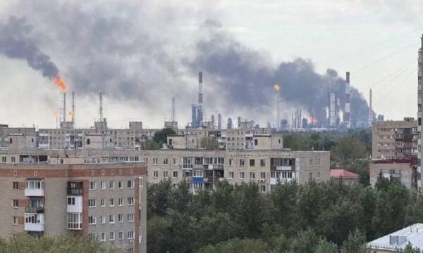 Ουκρανικό πλήγμα στο Ομσκ: Στις φλόγες το μεγαλύτερο διυλιστήριο της Ρωσίας, 2.500 χλμ. από τα σύνορα