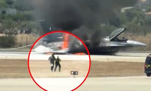 Ζάκυνθος: Ο πιλότος του F-16 βγαίνει σώος από το αεροσκάφος μετά την αναγκαστική προσγείωση
