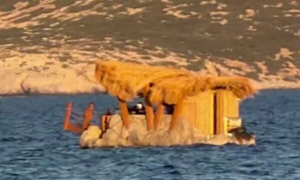 Κουφονήσια: Συνελήφθη ο ιδιοκτήτης της πλωτής καντίνας σε παραλία Natura
