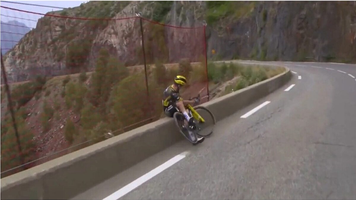 Ποδηλάτης στο Tour de France λίγο έλειψε να πέσει στον γκρεμό και τον έσωσε το προστατευτικό δίχτυ