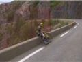 Ποδηλάτης στο Tour de France λίγο έλειψε να πέσει στον γκρεμό και τον έσωσε το προστατευτικό δίχτυ
