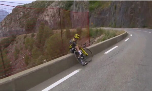 Ποδηλάτης στο Tour de France λίγο έλειψε να πέσει στον γκρεμό και τον έσωσε το προστατευτικό δίχτυ