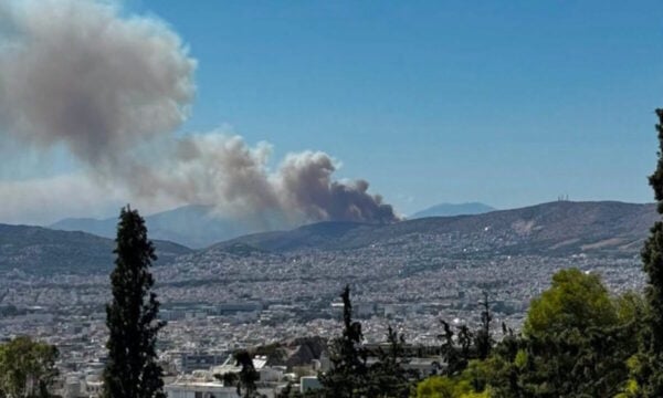 Φωτιά στην περιφερειακή Αιγάλεω στο ύψος του Σκαραμαγκά – Μήνυμα 112 για ετοιμότητα