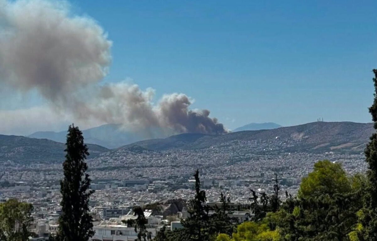 Φωτιά στην περιφερειακή Αιγάλεω στο ύψος του Σκαραμαγκά – Μήνυμα 112 για ετοιμότητα