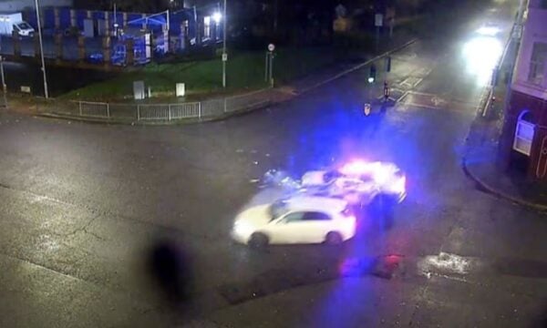 Βρετανία: Περιπολικό τυλίχθηκε στις φλόγες μετά από σύγκρουση με όχημα που πέρασε με κόκκινο – Βίντεο