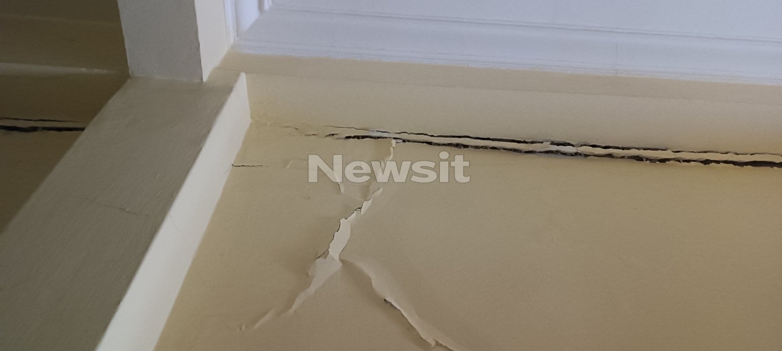 «Το κτίριο ξεκόλλησε και έφυγε σαν σεισμός», αποκαλύπτει ιδιοκτήτης πολυκατοικίας στον Βοτανικό που έγειρε εξαιτίας εργασιών στο διπλανό οικόπεδο 21 «Το κτίριο ξεκόλλησε και έφυγε σαν σεισμός», αποκαλύπτει ιδιοκτήτης πολυκατοικίας στον Βοτανικό που έγειρε εξαιτίας εργασιών στο διπλανό οικόπεδο