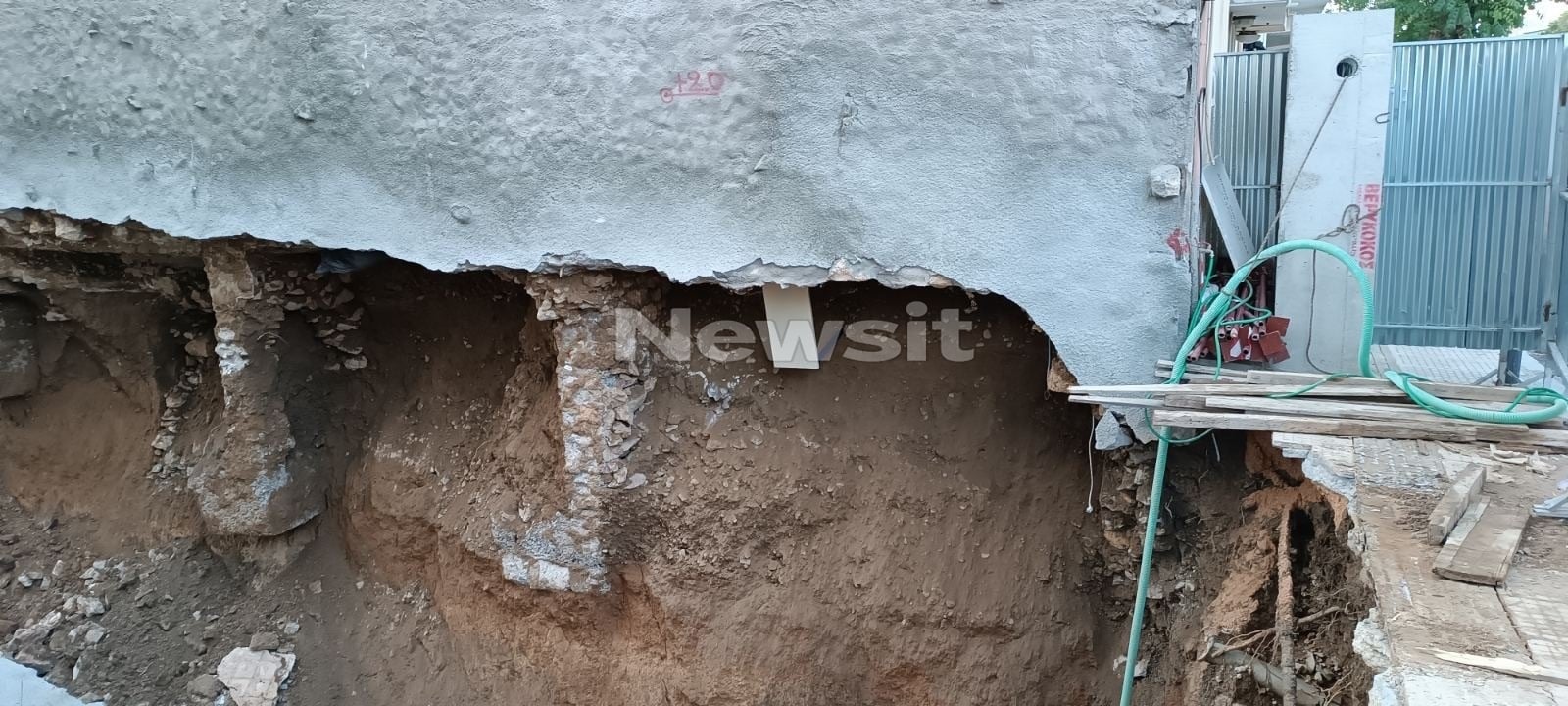 «Το κτίριο ξεκόλλησε και έφυγε σαν σεισμός», αποκαλύπτει ιδιοκτήτης πολυκατοικίας στον Βοτανικό που έγειρε εξαιτίας εργασιών στο διπλανό οικόπεδο