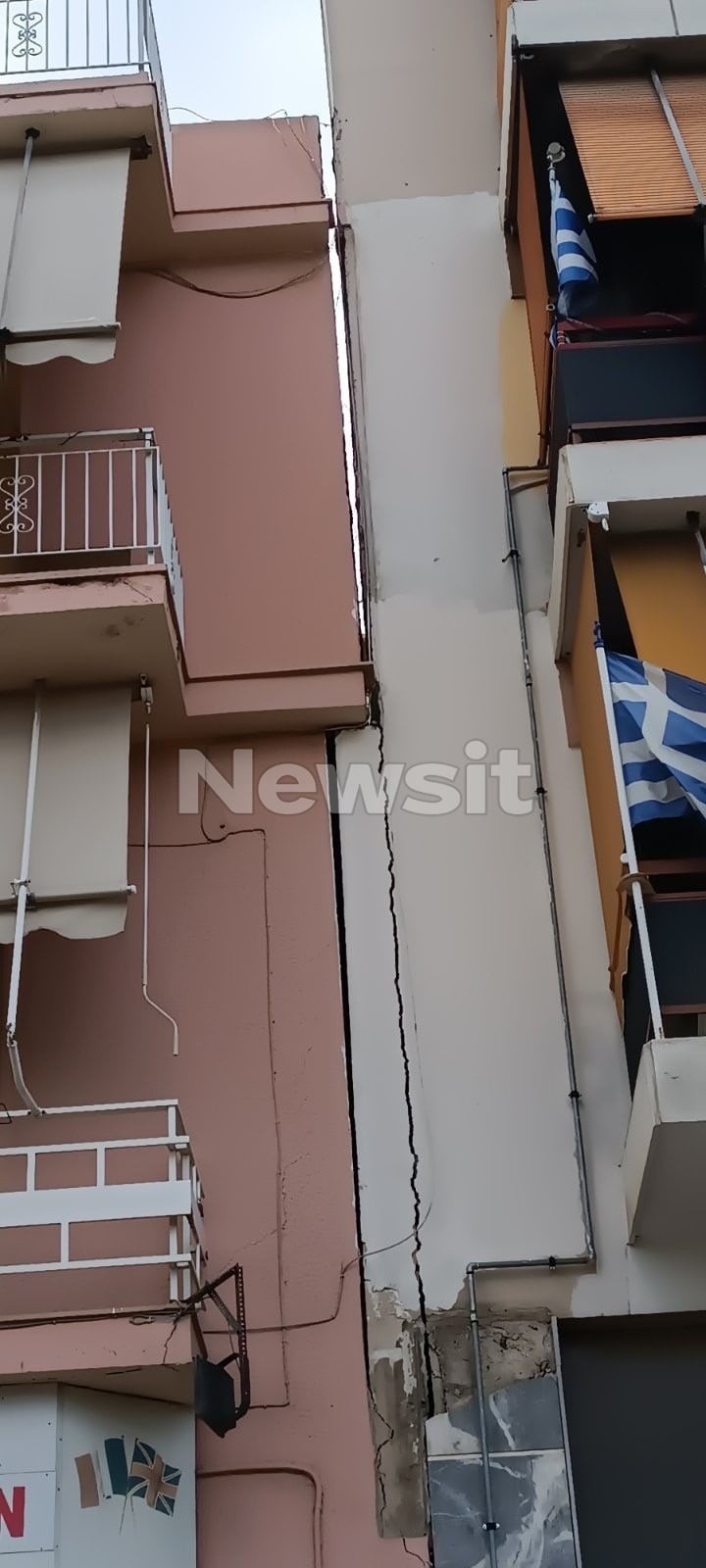 «Το κτίριο ξεκόλλησε και έφυγε σαν σεισμός», αποκαλύπτει ιδιοκτήτης πολυκατοικίας στον Βοτανικό που έγειρε εξαιτίας εργασιών στο διπλανό οικόπεδο 19 «Το κτίριο ξεκόλλησε και έφυγε σαν σεισμός», αποκαλύπτει ιδιοκτήτης πολυκατοικίας στον Βοτανικό που έγειρε εξαιτίας εργασιών στο διπλανό οικόπεδο
