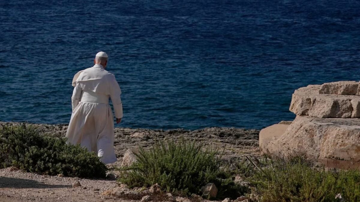 Βίντεο: Ο αέρας πήρε το ζουκέτο του Πάπα 1 Βίντεο: Ο αέρας πήρε το ζουκέτο του Πάπα