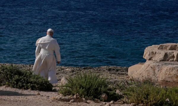 Βίντεο: Ο αέρας πήρε το ζουκέτο του Πάπα