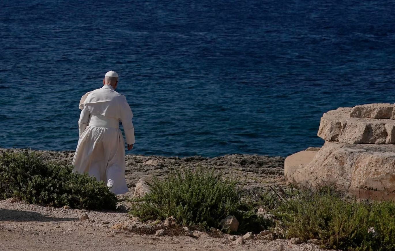 Βίντεο: Ο αέρας πήρε το ζουκέτο του Πάπα