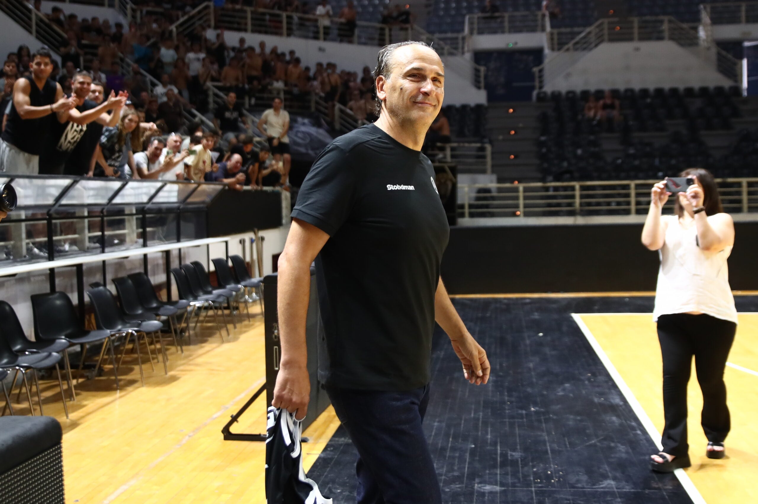 Τσέντι Όσμαν παρουσιάστηκε από την ΚΑΕ ΠΑΟΚ: Χιλιάδες φίλοι του Δικεφάλου στην PAOK Sports Arena 17 Τσέντι Όσμαν παρουσιάστηκε από την ΚΑΕ ΠΑΟΚ: Χιλιάδες φίλοι του Δικεφάλου στην PAOK Sports Arena