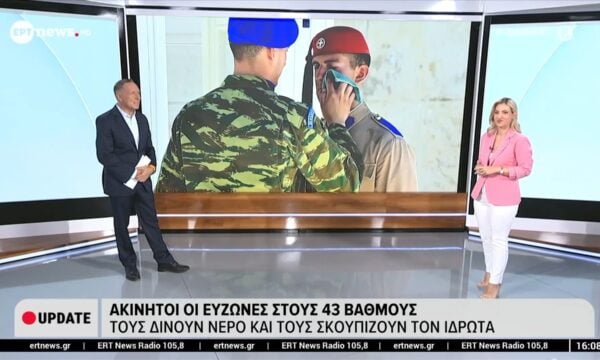 Ακίνητοι οι Εύζωνες στους 43 βαθμούς – Τους δίνουν νερό και τους σκουπίζουν τον ιδρώτα