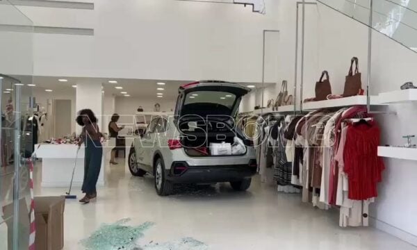 Αναστάτωση στα Βριλήσσια – ΙΧ κατέληξε μέσα σε εμπορικό κατάστημα