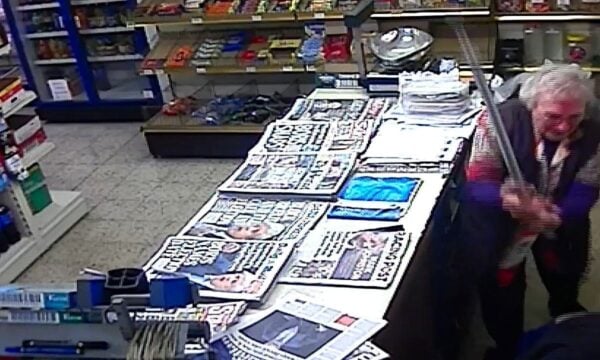 Απίθανη 89χρονη έστειλε ληστή στην… κόλαση αφού του κάρφωσε στα οπίσθια το μπαστούνι της!