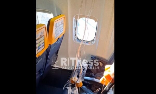 Αποκλειστικό video RThess: Έσπασε το παράθυρο την ώρα της πτήσης – Το αεροπλάνο επέστρεψε στο αεροδρόμιο «Μακεδονία» της Θεσσαλονίκης