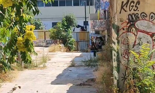 Αστυνομικοί στην Ευελπίδων όπου εντοπίστηκε βαλίτσα με ανθρώπινα μέλη