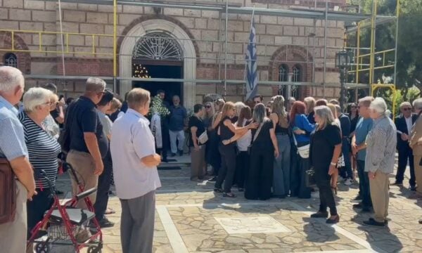«Αθάνατη!»: Με χειροκροτήματα αποχαιρετούν τη Μαίρη Λίντα