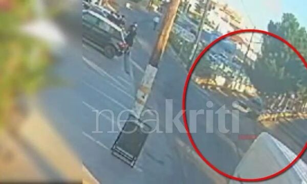 Χερσόνησος: Καρέ-καρέ η στιγμή που το Ι.Χ. «πετάει» στον αέρα και πέφτει πάνω σε δέντρο και σταθμευμένα αυτοκίνητα