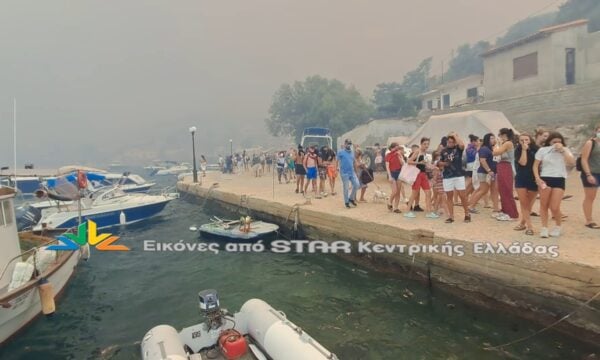 Εικόνες αποκάλυψης στο χωριό Καλαμάκι: Τεράστια επιχείρηση εκκένωσης από τη θάλασσα