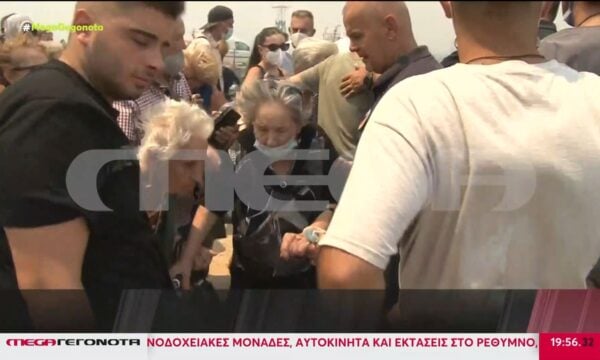 Εκατοντάδες πολίτες διασώθηκαν με βάρκες στον Άγιο Βασίλειο – Φλόγες μέχρι τη θάλασσα