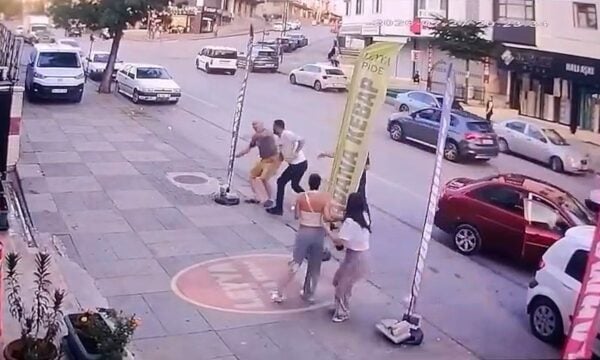 Εξοργιστικό βίντεο: Ηλικιωμένος ξυλοφορτώθηκε αφού υπερασπίστηκε την τιμή δύο έφηβων κοριτσιών